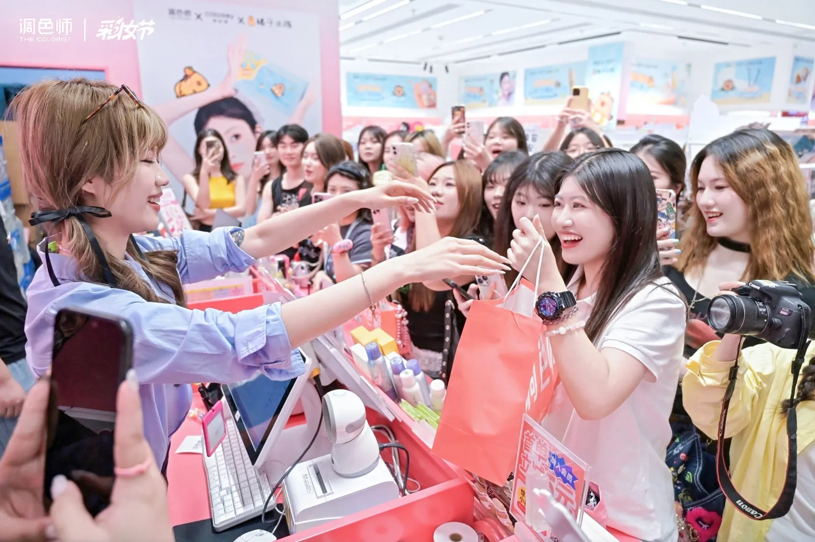 THE COLORIST Carousel 2 - [object Object]1